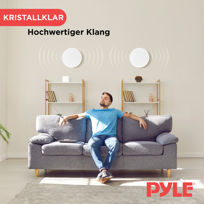 Mann entspannt sich auf dem Sofa mit geschlossenen Augen, hört Musik von Wandlautsprechern.