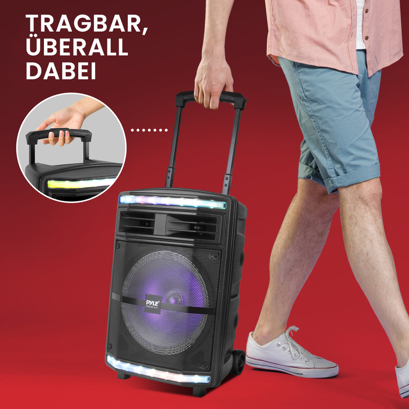 Tragbarer Lautsprecher mit Rollen und Lichtern, von einer Person gezogen.