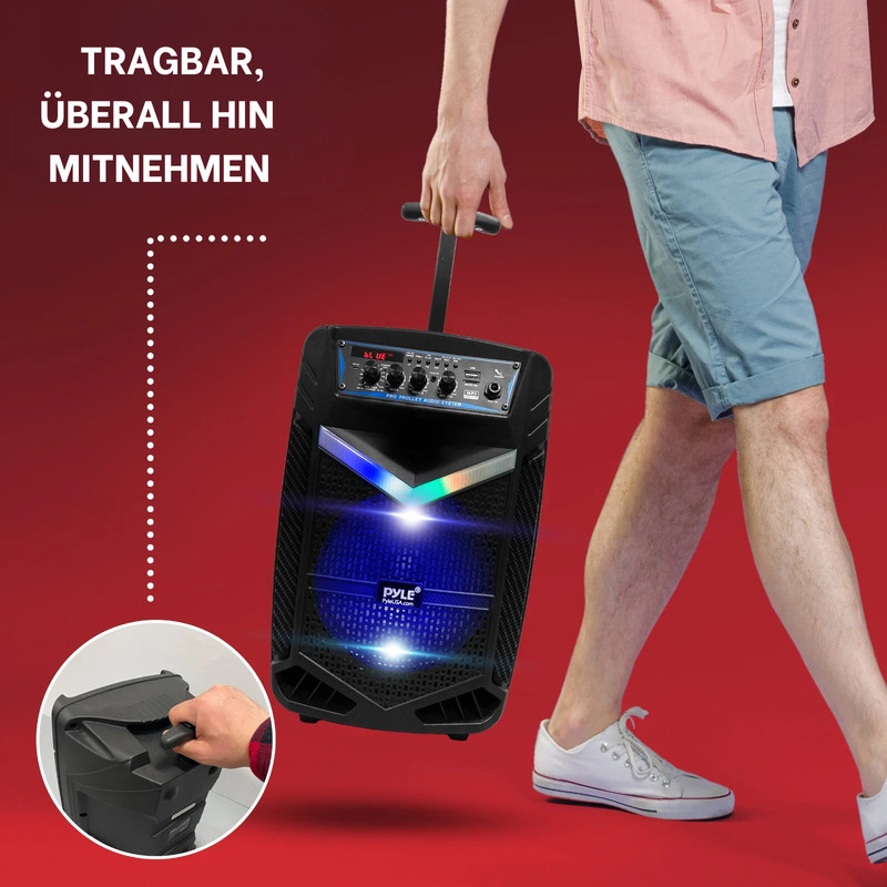 Person zieht Lautsprecher mit Rollen und Griff über roten Hintergrund.