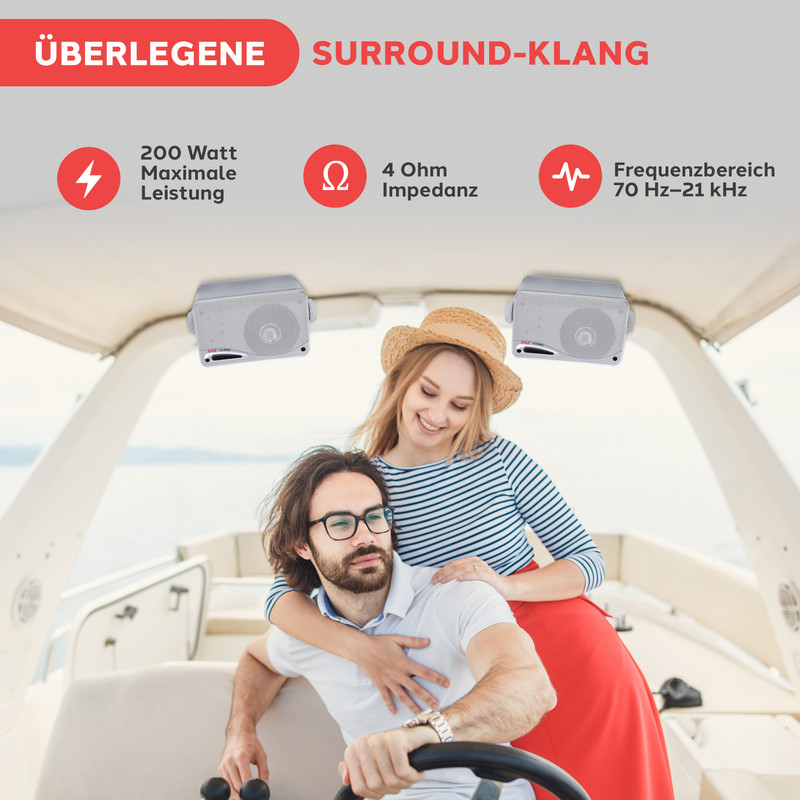 Paar auf einem Boot mit Lautsprechern, 200W Leistung, 4 Ohm Impedanz.