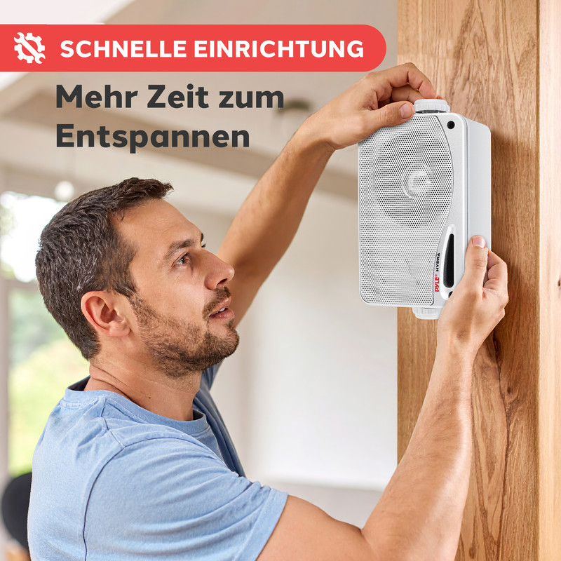 Mann montiert weißen Lautsprecher an Holzsäule, Text über schnelle Einrichtung.
