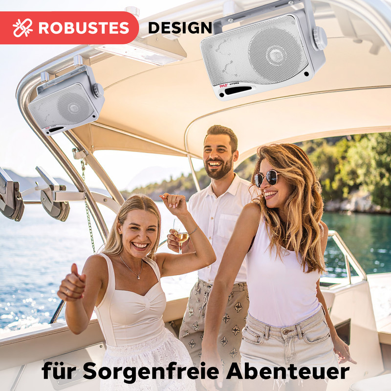 Menschen tanzen auf einem Boot mit Lautsprechern darüber.