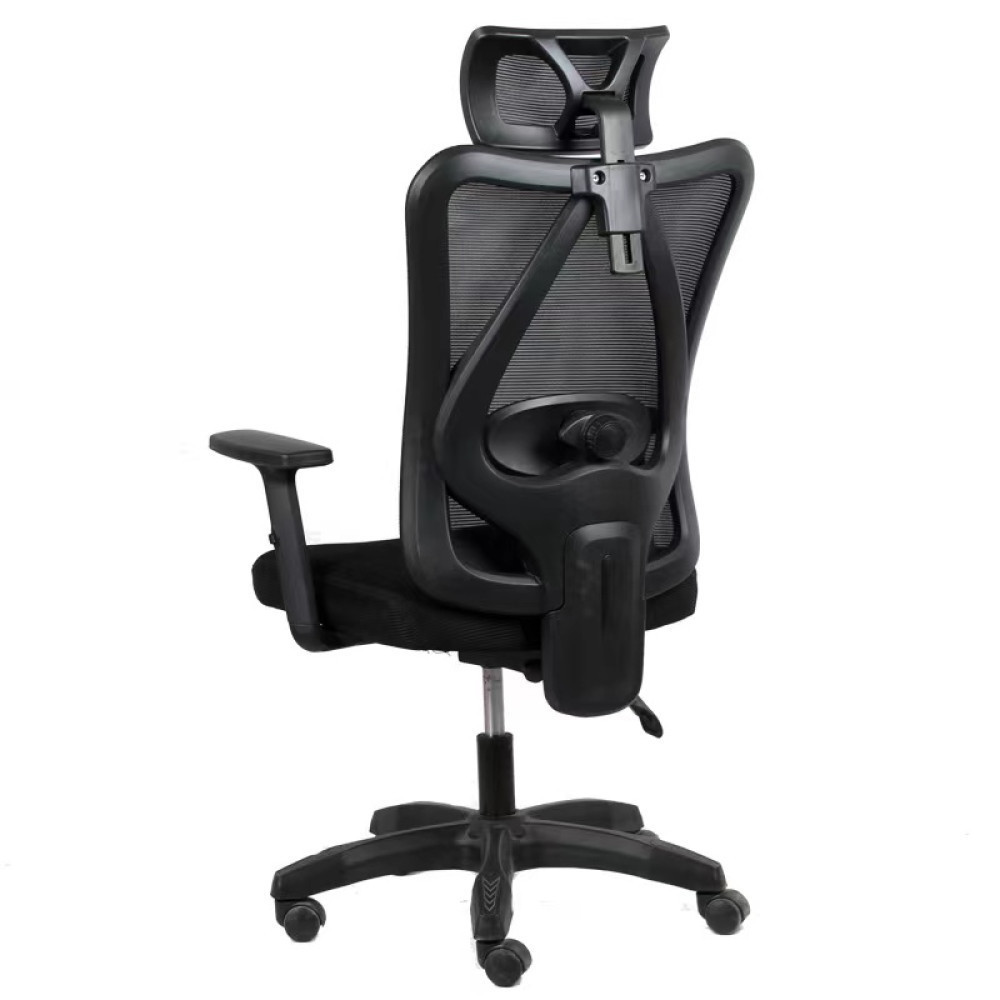 Vista trasera de una silla de oficina negra con respaldo de malla y reposacabezas ajustable.