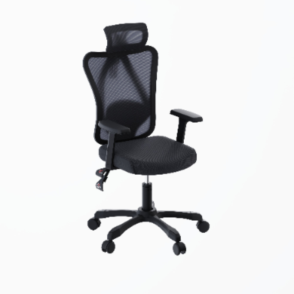 Una silla de oficina negra con respaldo de malla y reposacabezas sobre fondo blanco.