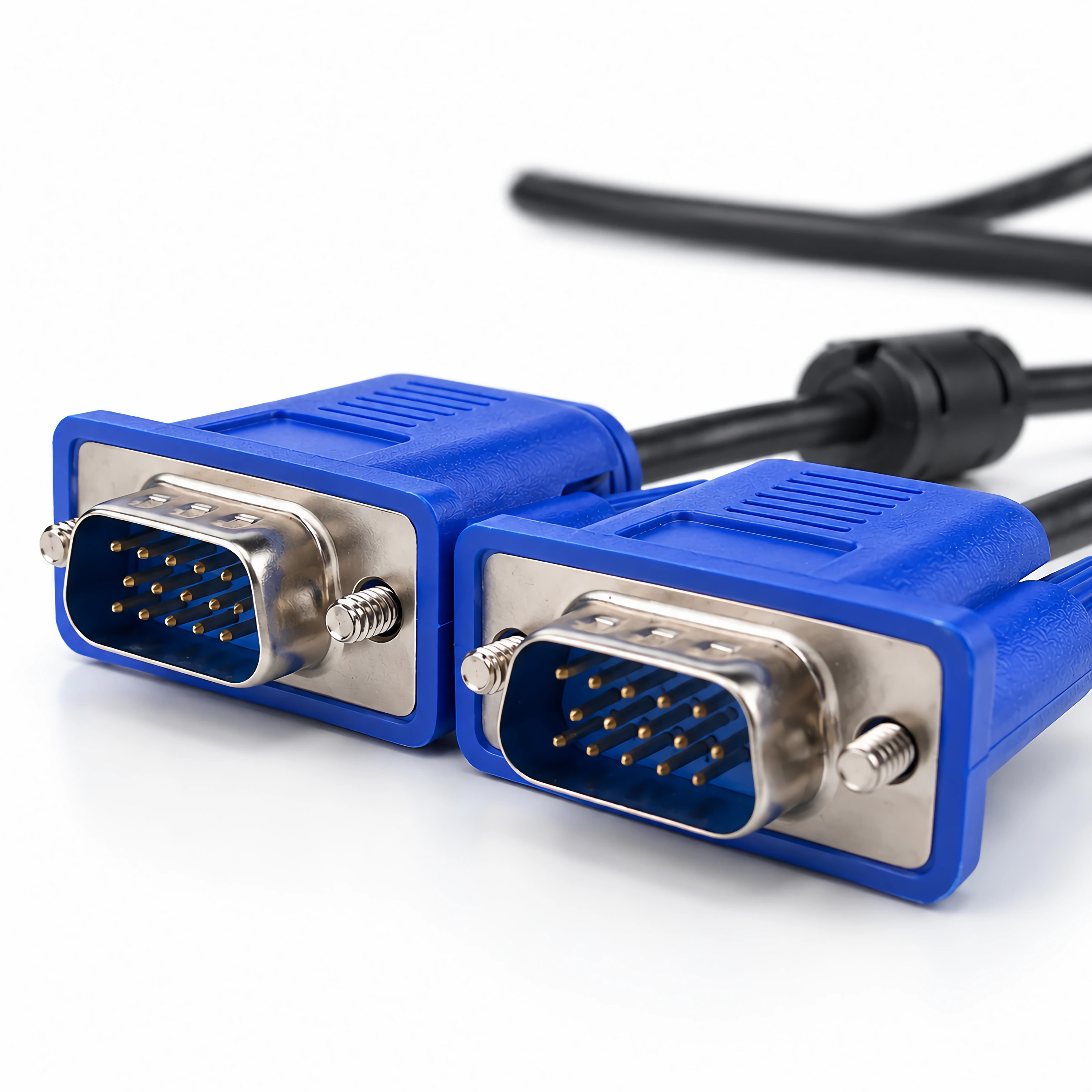 Zwei blaue VGA-Anschlüsse mit silbernen Pins und Schrauben, daneben ein schwarzes Kabel.