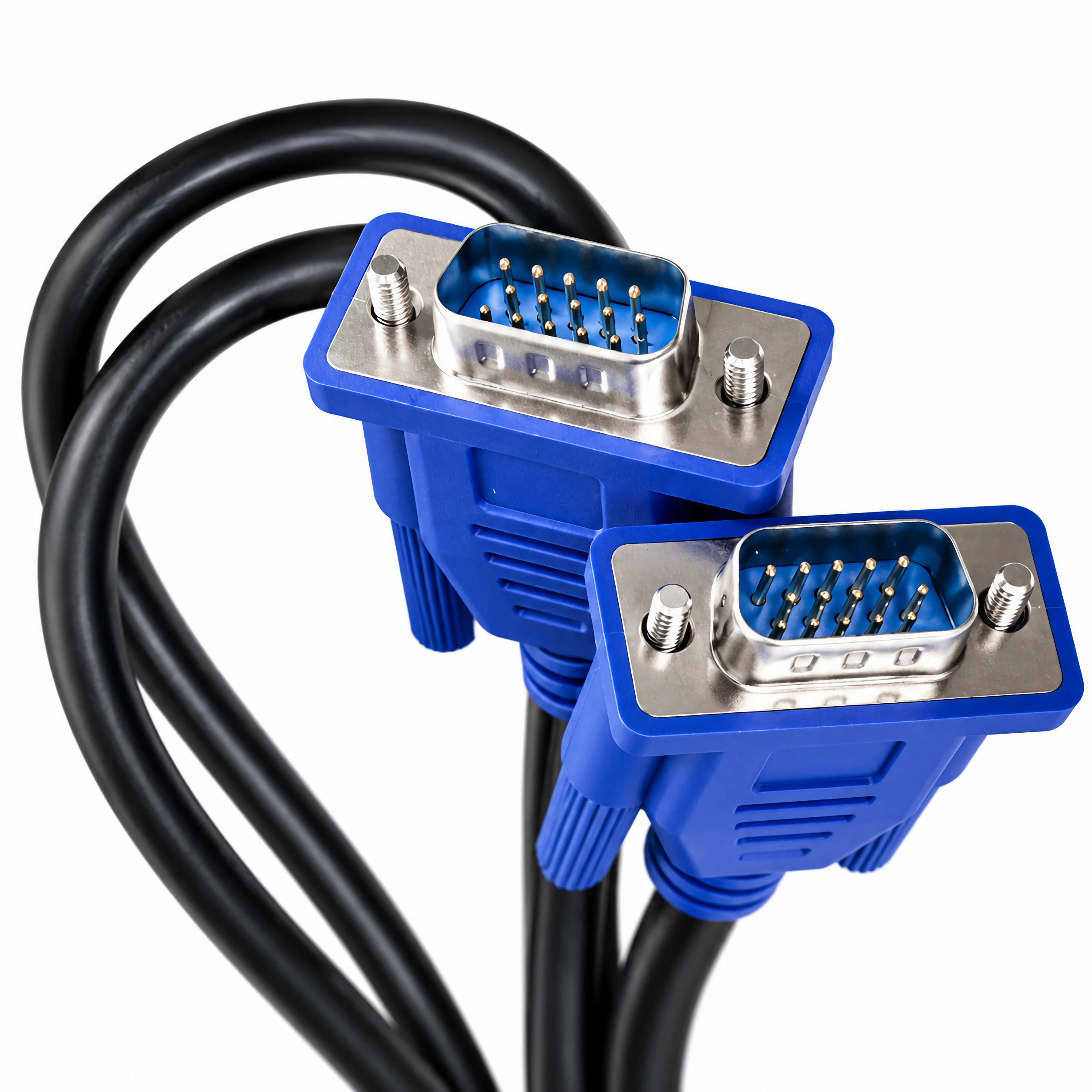 Zwei blaue VGA-Stecker mit schwarzen Kabeln auf weißem Hintergrund.