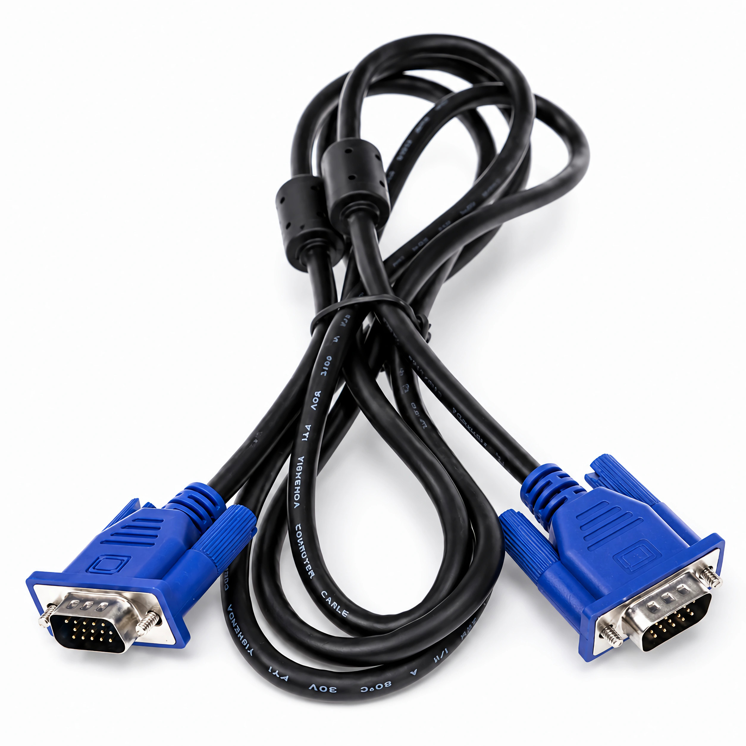 Ein schwarzes VGA-Kabel mit blauen Anschlüssen ist auf weißem Hintergrund aufgerollt.