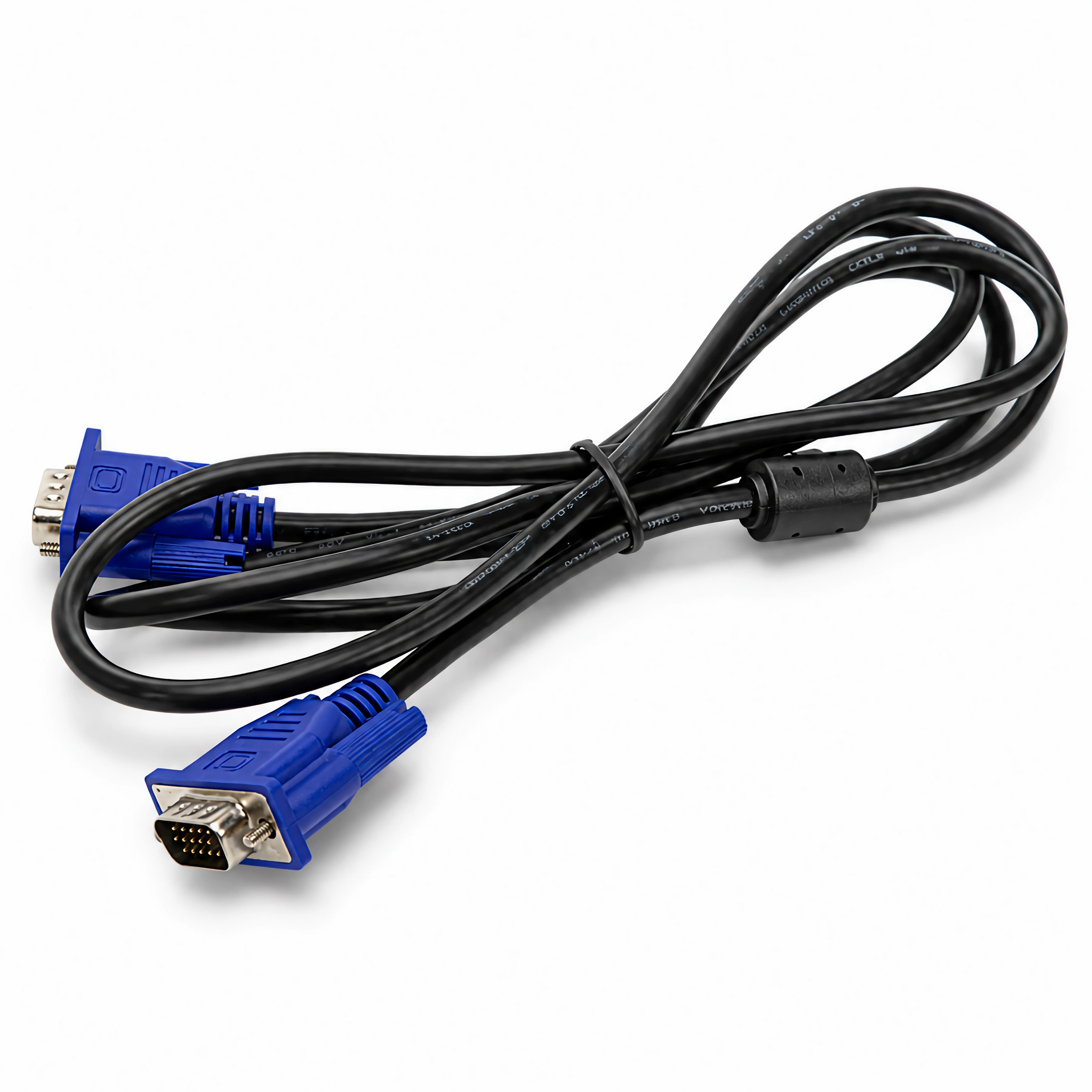 Ein schwarzes VGA-Kabel mit blauen Anschlüssen liegt auf weißem Hintergrund.