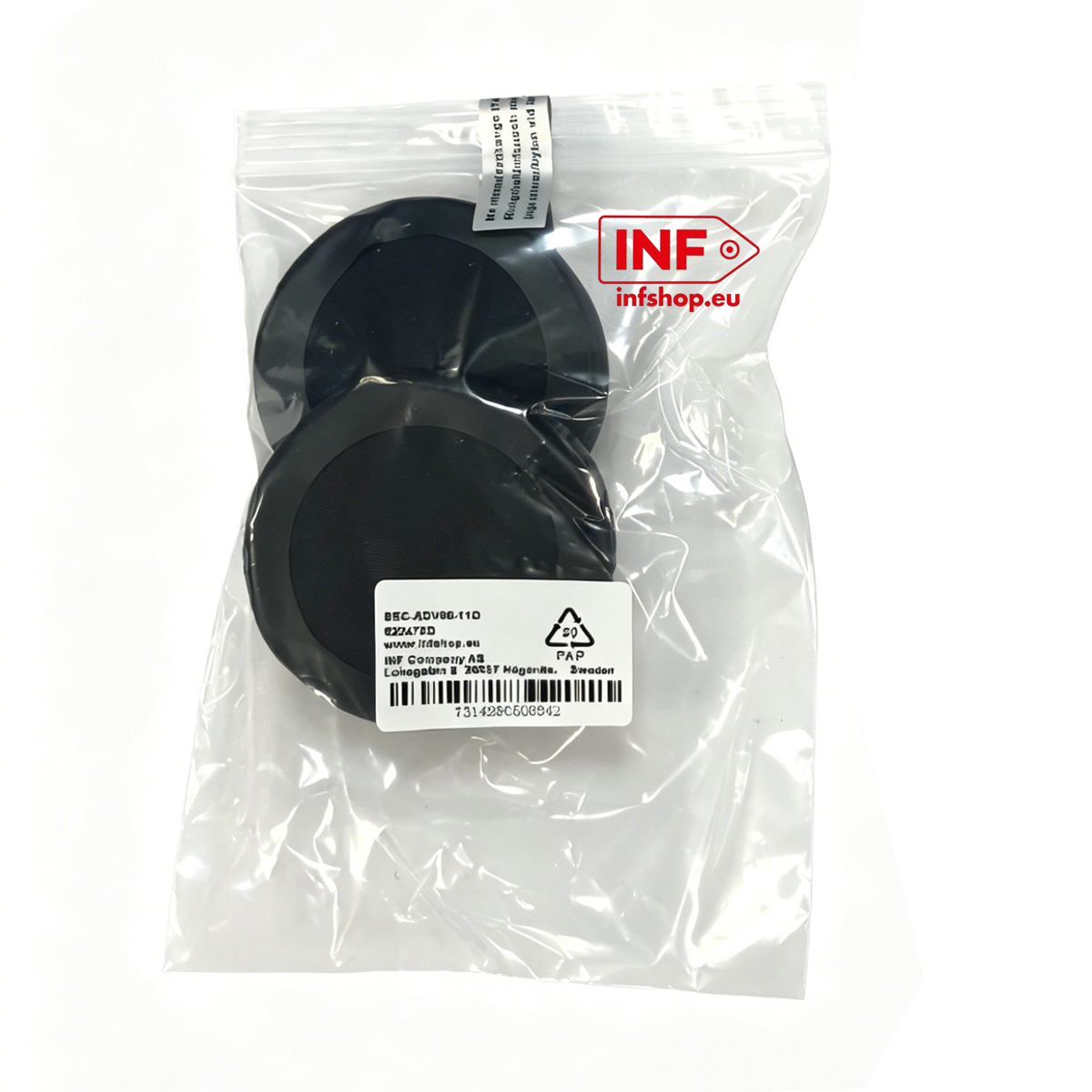 Zwei schwarze runde Filter in einer Plastiktüte mit Aufkleber und Logo.