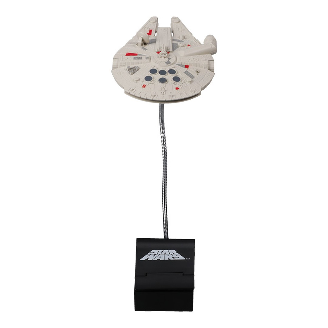 Model Sokoła Millennium z bazą z logo Star Wars.