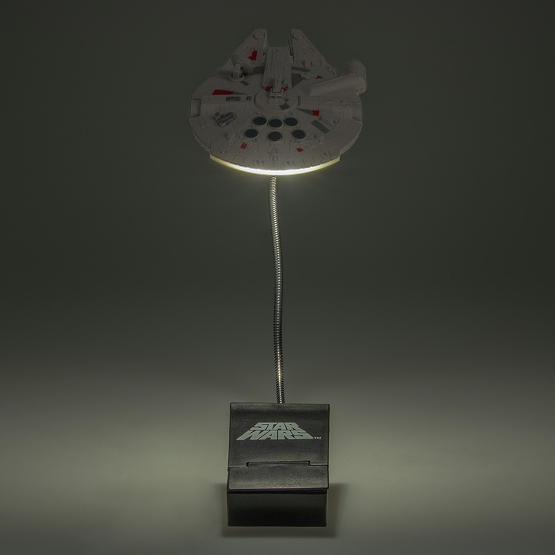 Biała lampa Millennium Falcon z logo Star Wars na czarnej podstawie.