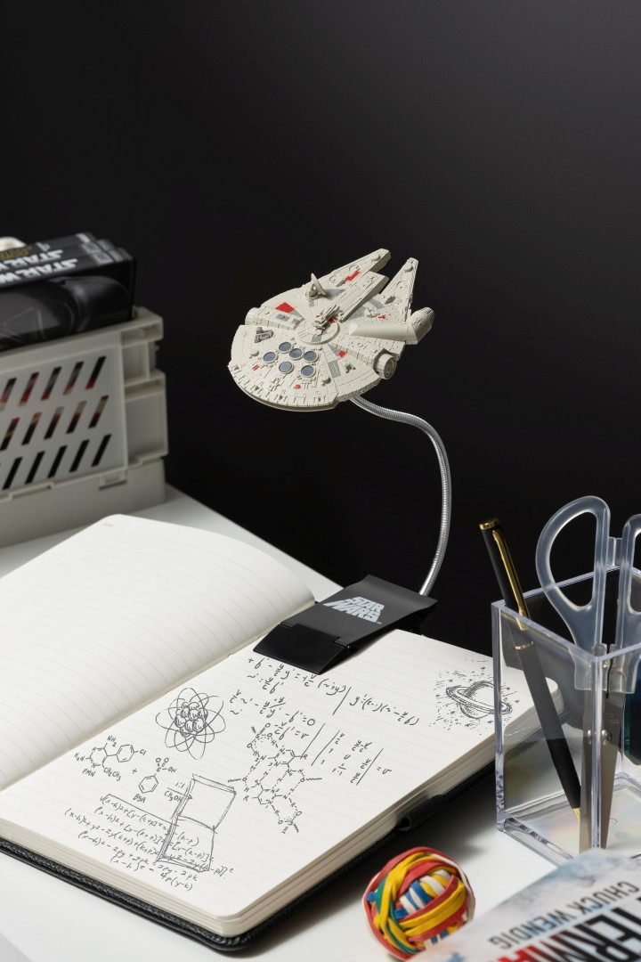 Lampa Sokół Millennium nad notatnikiem z formułami i gumową piłką.