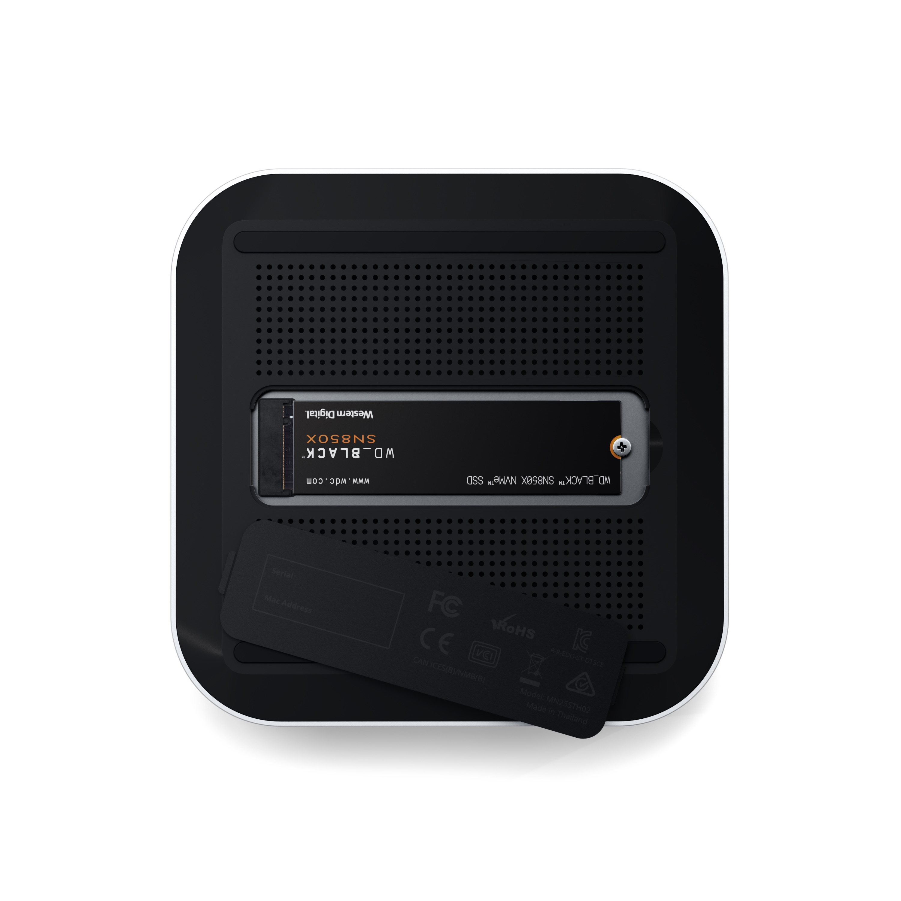 Spód dysku SSD WD_BLACK SN850X z kratką wentylacyjną i naklejkami.