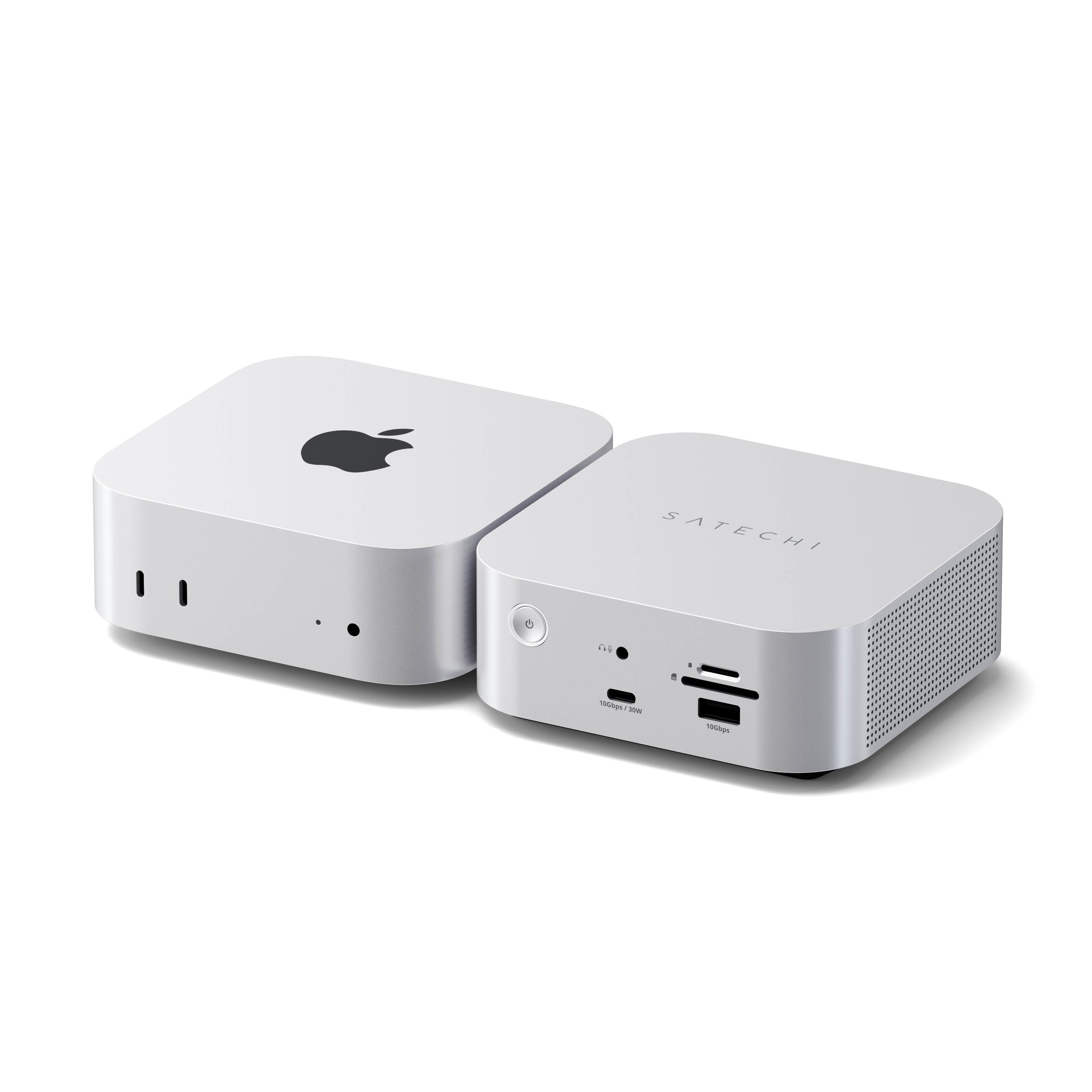 Dwa białe komputery Apple, jeden z logo, obok urządzenia Satechi.