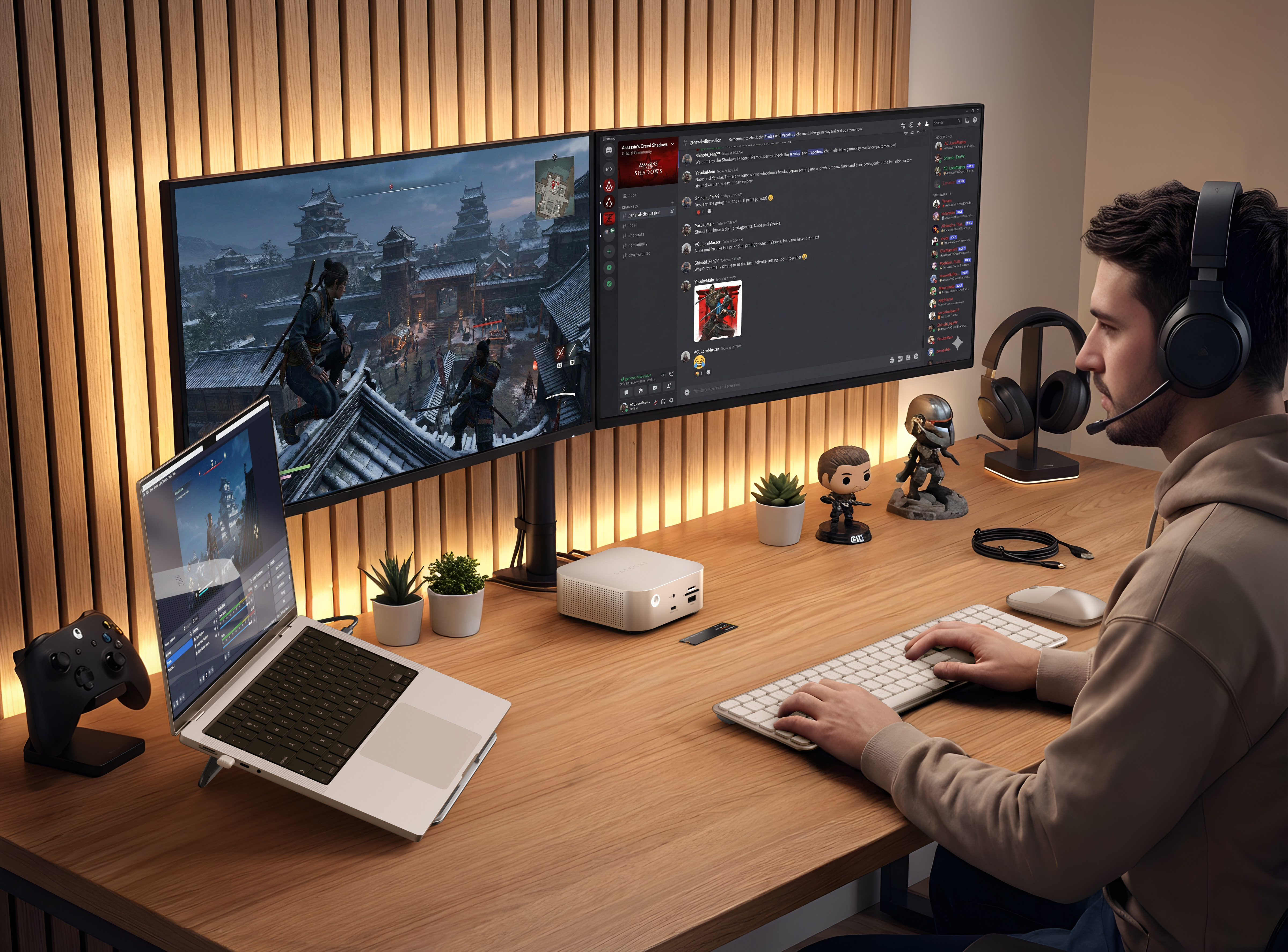 Ein Mann mit Kopfhörern spielt auf zwei Monitoren ein Spiel und auf einem Laptop.