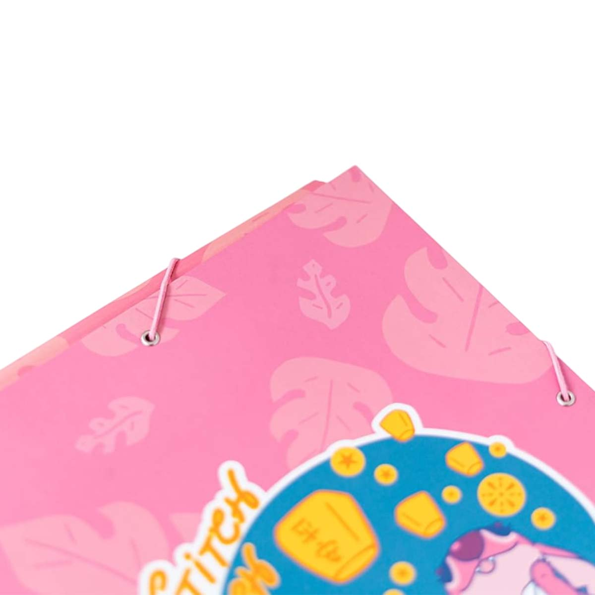 Nahaufnahme eines pinken Ordners mit Blättermuster und einer runden Aufkleberillustration.