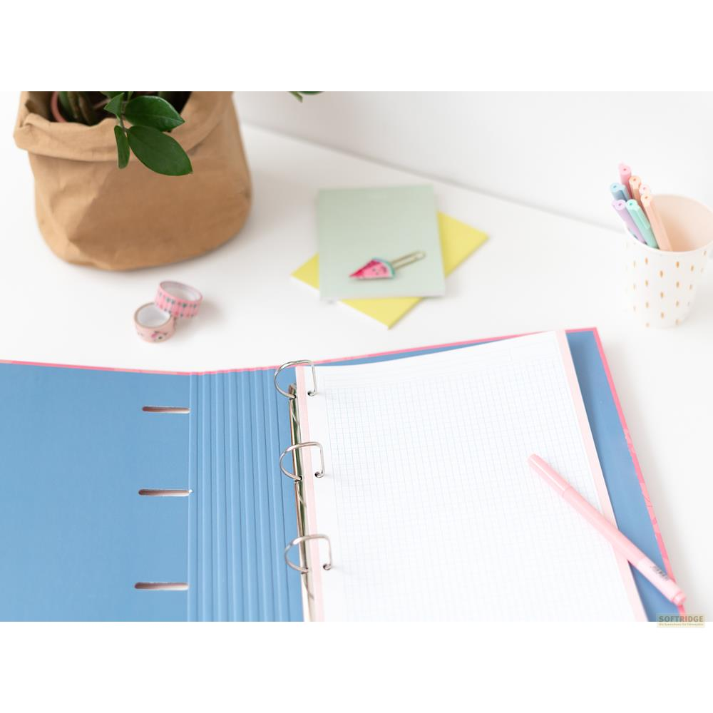 Ein offener Ordner mit kariertem Papier und einem Stift, daneben eine Pflanze und Notizblöcke.