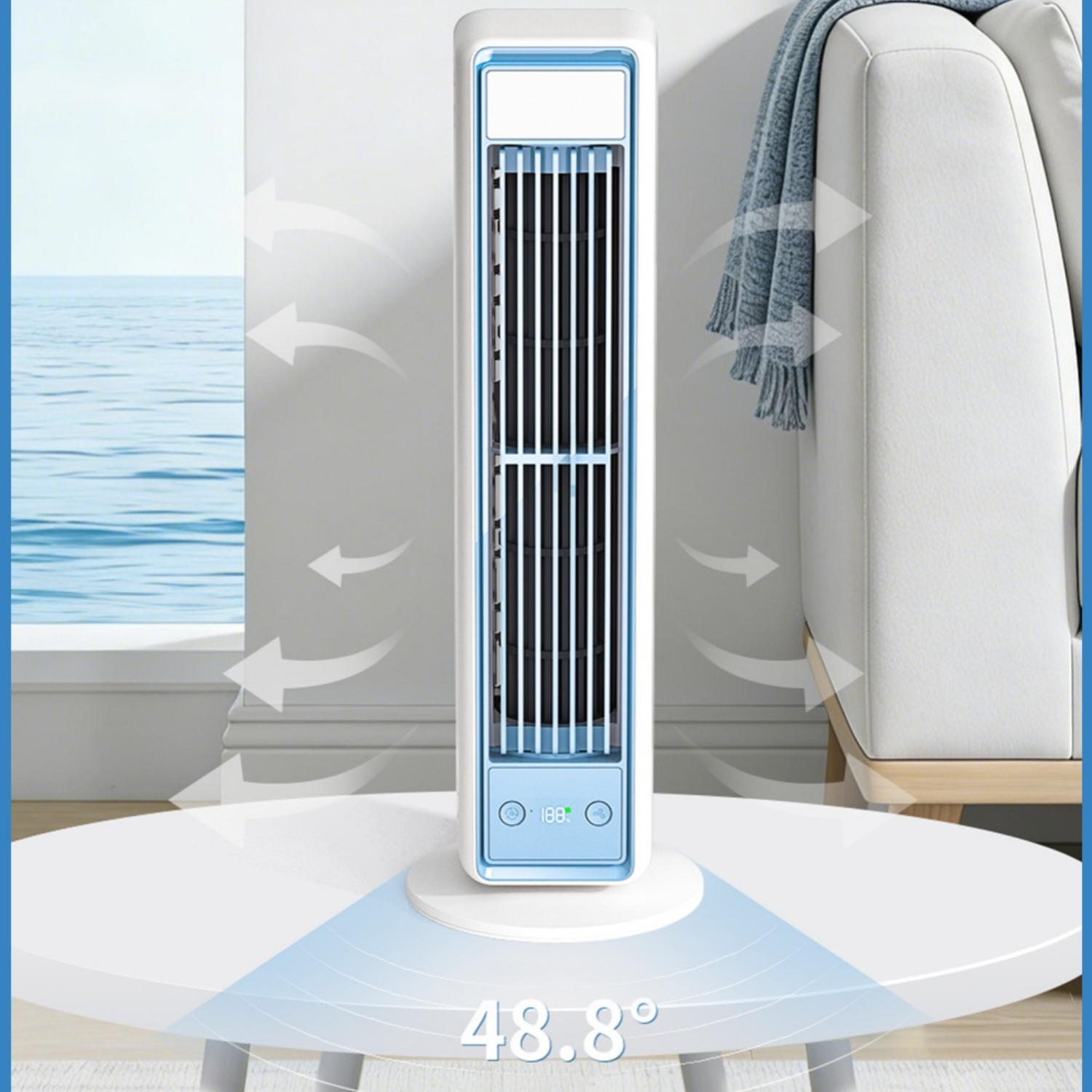 Ein schlanker Turmventilator steht auf einem weißen Tisch vor einem Fenster mit Meerblick.