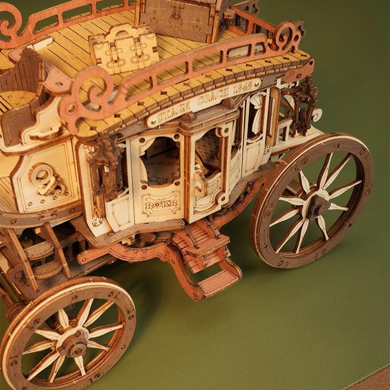 Detaylı ahşap model at arabası, tekerlekli ve çatılı. Yazı: ROKR STAGE COACH 1845.