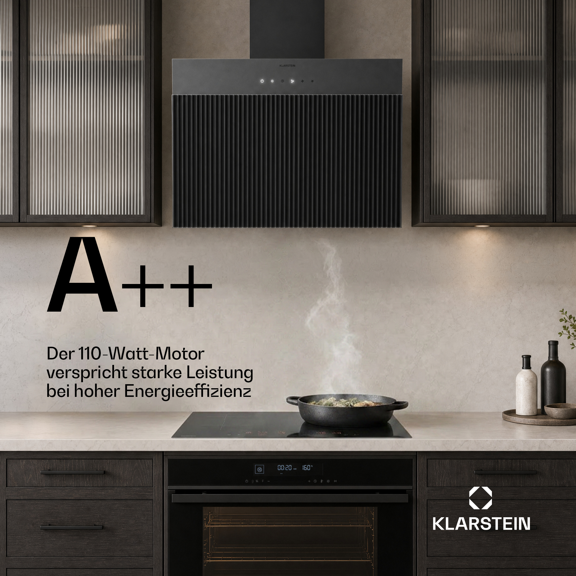 Moderne Küche mit Dunstabzugshaube, Kochfeld und Ofen. 