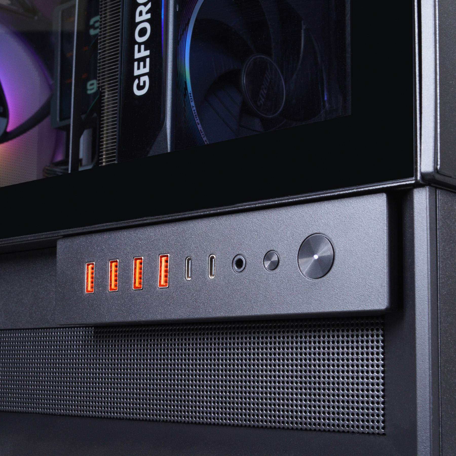 Vorderseite eines PCs mit 5 USB-Anschlüssen, Audiobuchse und Tasten.