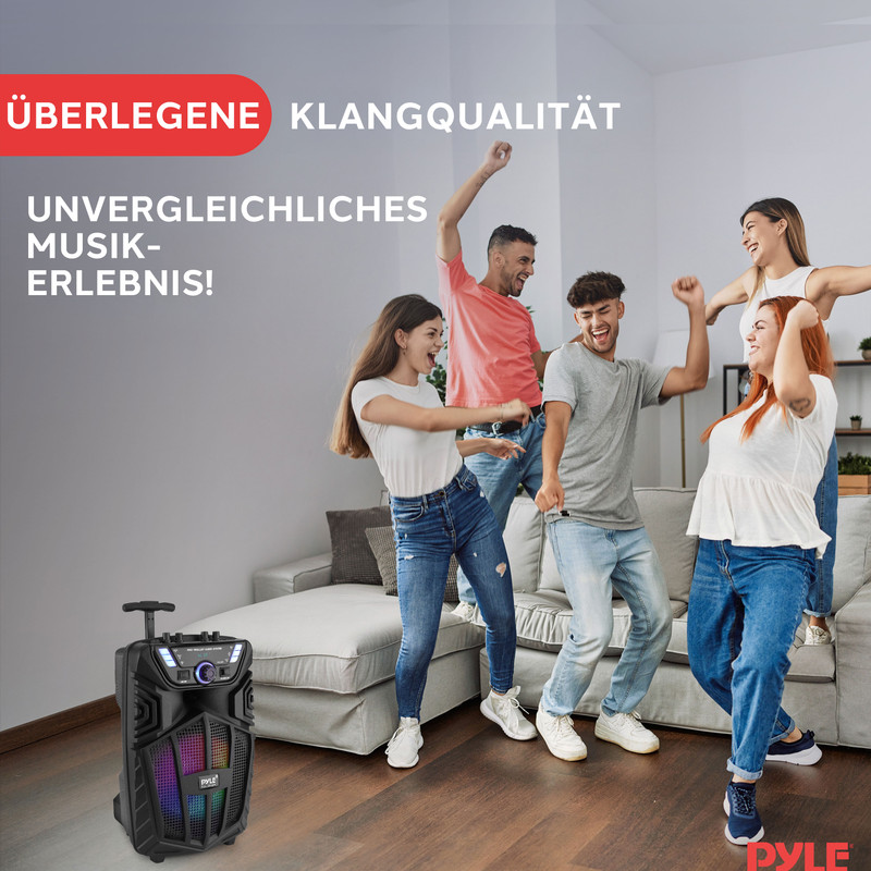 Fünf junge Leute tanzen zu Musik aus einem tragbaren Lautsprecher.