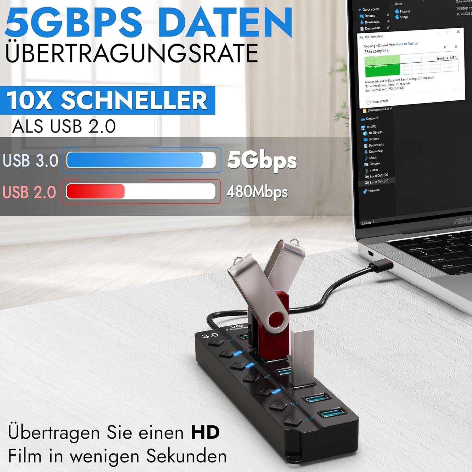 Schwarzer USB-Hub mit angeschlossenen USB-Sticks neben einem Laptop, der Dateien kopiert.