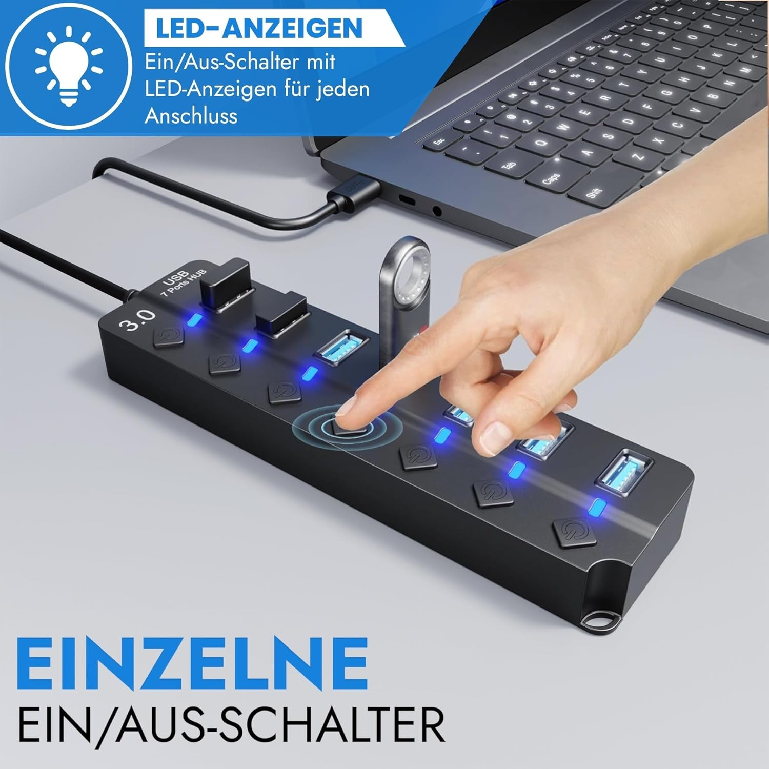 Ein schwarzer USB-Hub mit 7 Anschlüssen und blauen LEDs wird von einer Hand bedient.