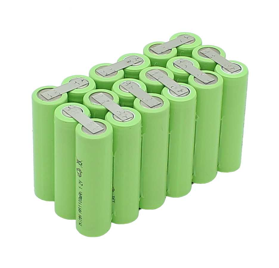 Eine Gruppe von 12 grünen AA-Batterien, die mit Metallstreifen verbunden sind.