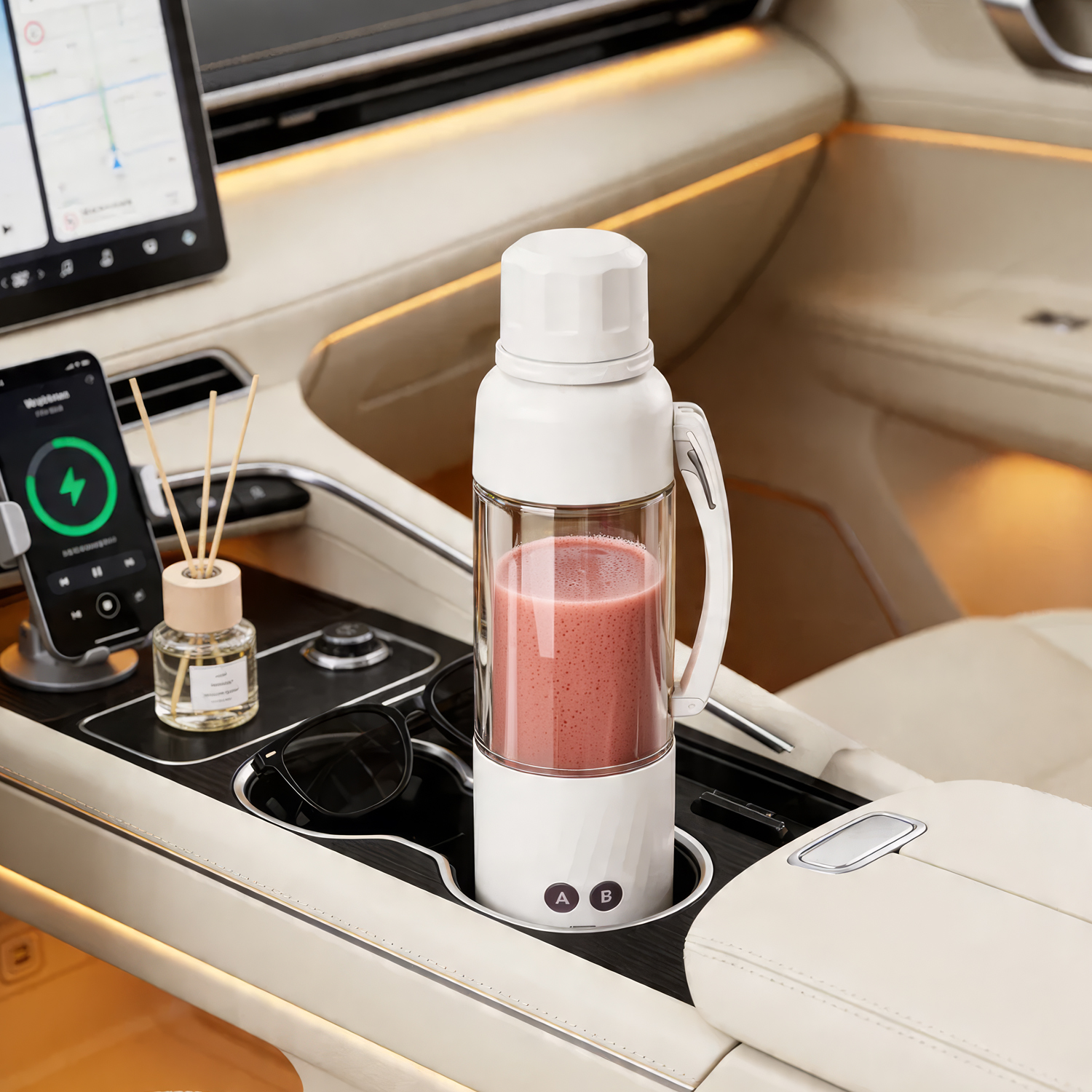 Ein weißer Smoothie-Mixer mit rosa Inhalt im Auto neben einem Handy und Sonnenbrille.