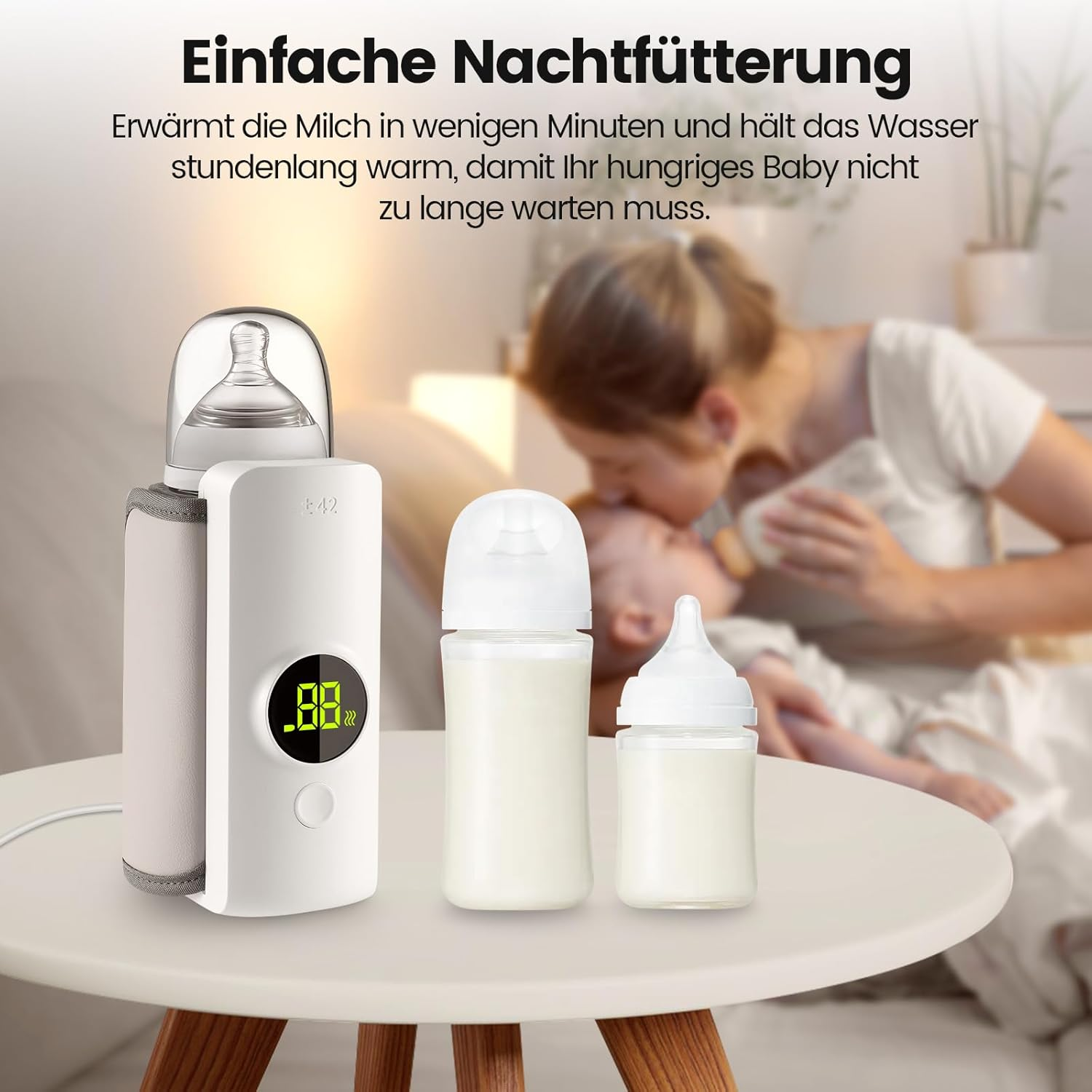 Ein Babyflaschenwärmer mit digitaler Anzeige und zwei Flaschen auf einem Tisch.