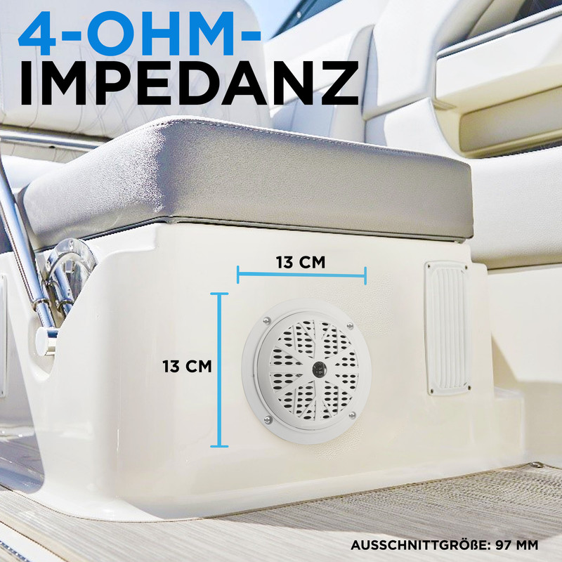 Ein weißer Bootlautsprecher (13 cm) ist in eine cremefarbene Verkleidung eingebaut.