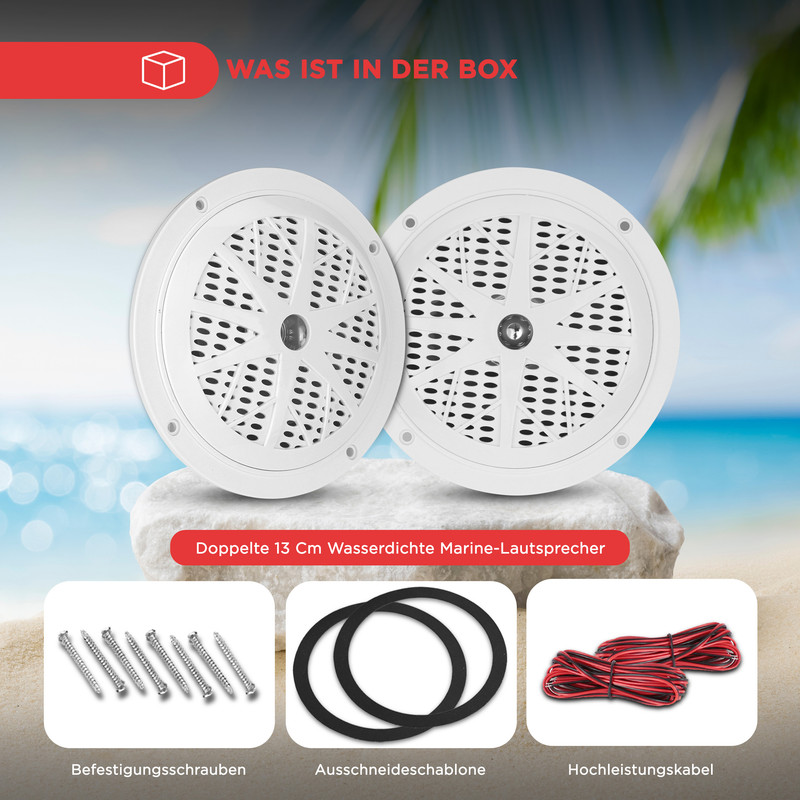 Zwei weiße 13cm wasserdichte Marine-Lautsprecher mit Zubehör am Strand.