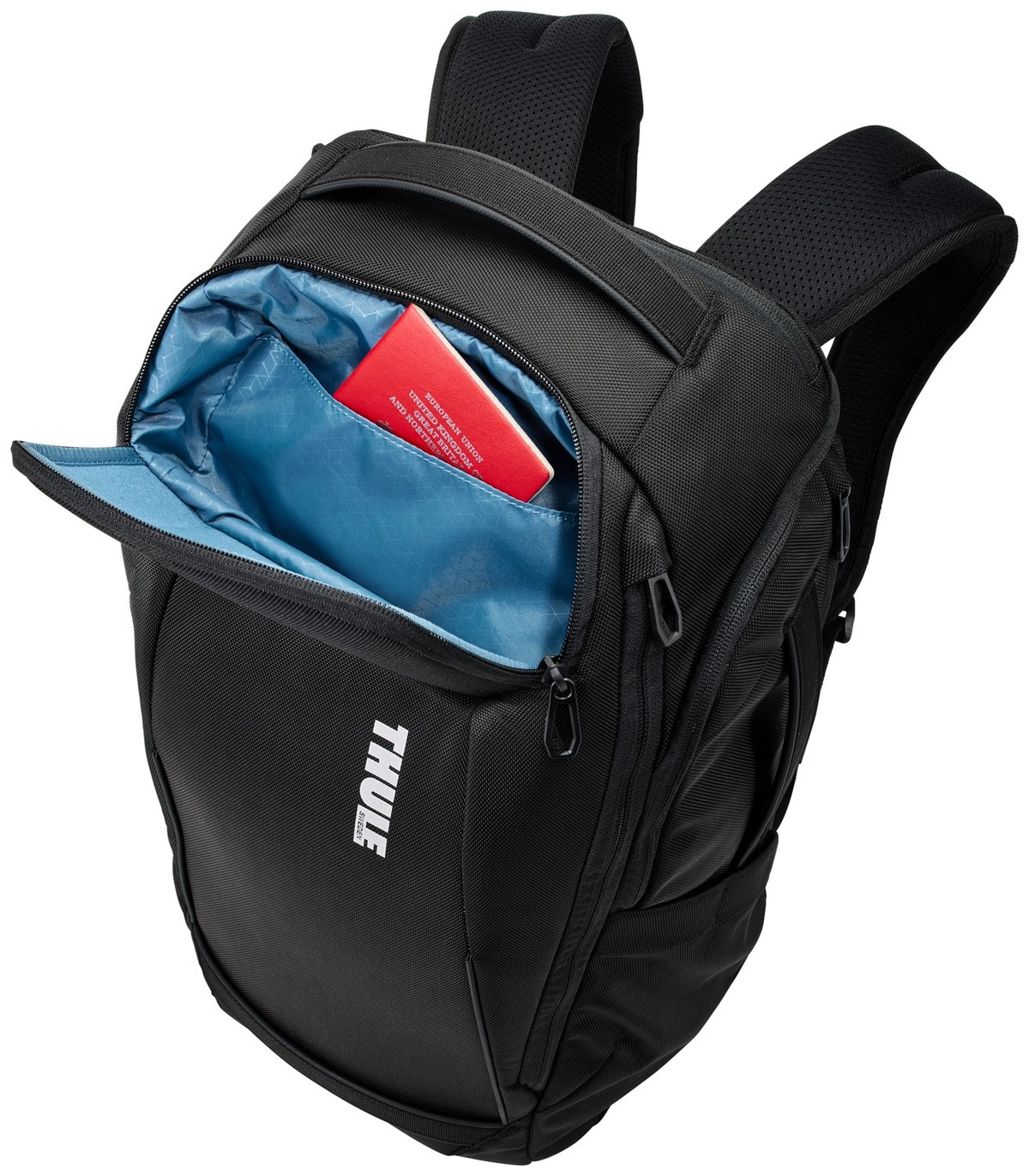 Schwarzer Rucksack mit geöffnetem Fach und rotem Reisepass darin.