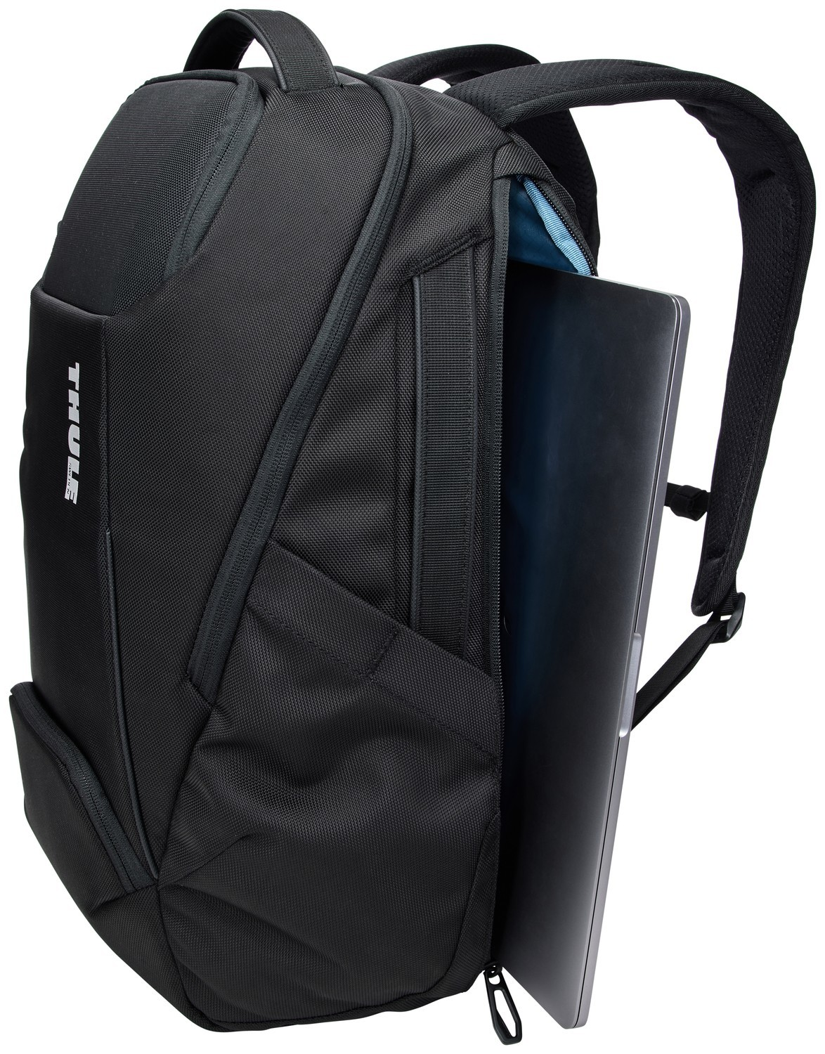 Schwarzer Rucksack mit einer Laptoptasche, die zur Hälfte geöffnet ist und einen Laptop enthält.