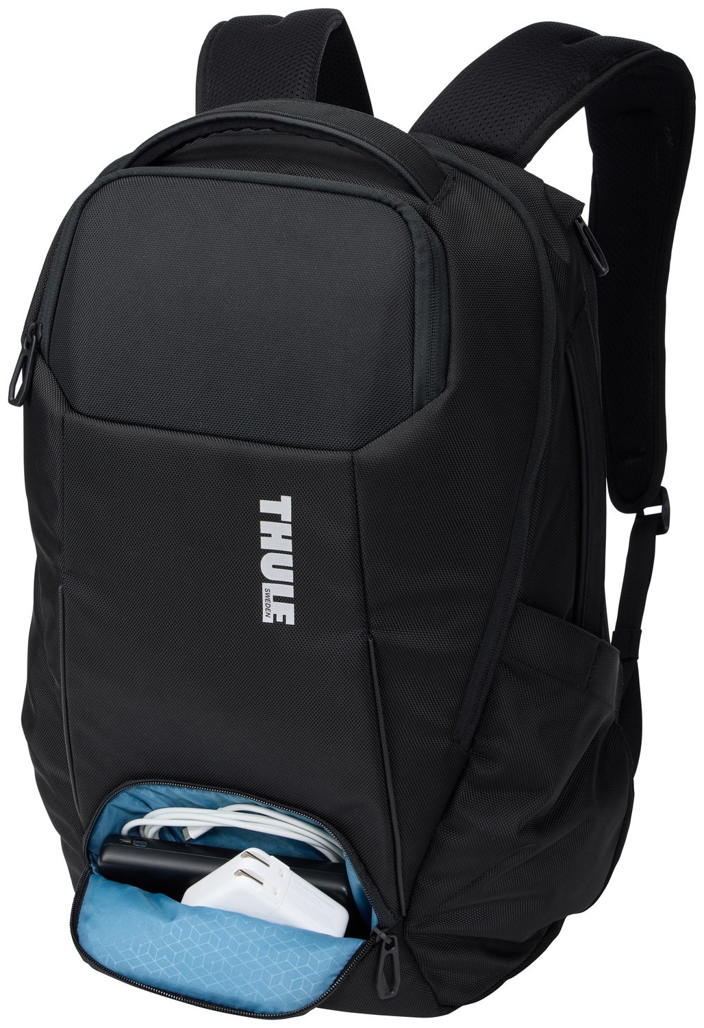 Schwarzer Rucksack mit Thule-Logo, offenes Fach mit Kabeln und Ladegerät.