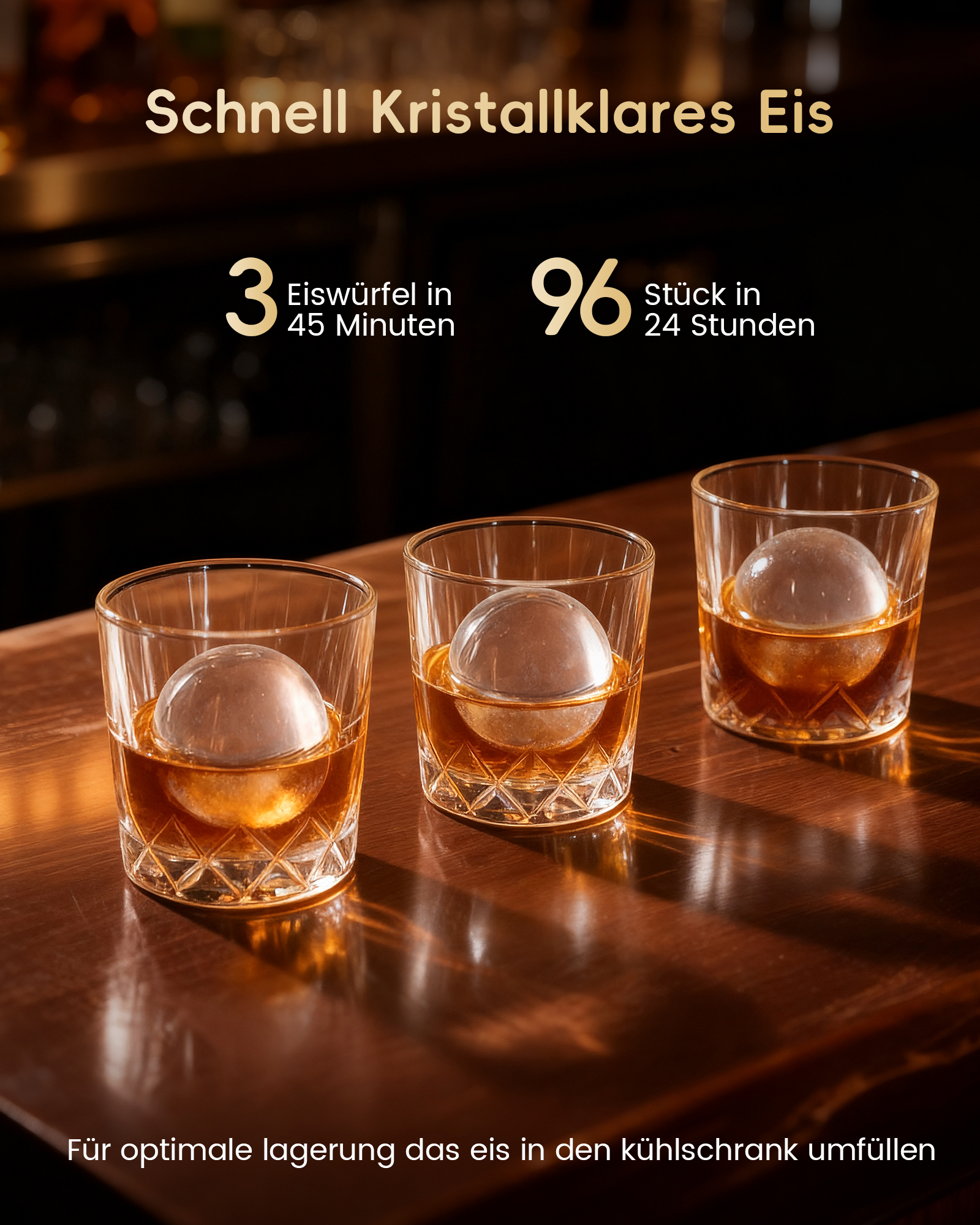 Drei Gläser Whiskey mit je einer großen Eiskugel auf einem Holztisch.