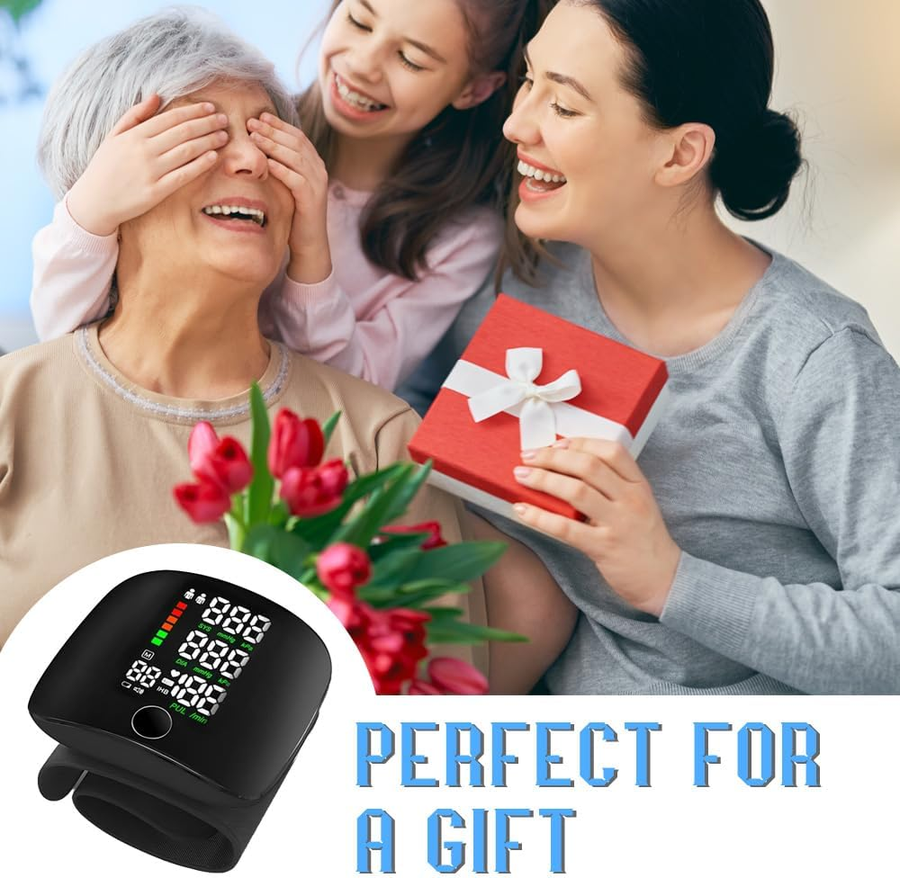 Ein Mädchen bedeckt die Augen einer älteren Frau, während eine Frau ein Geschenk hält.