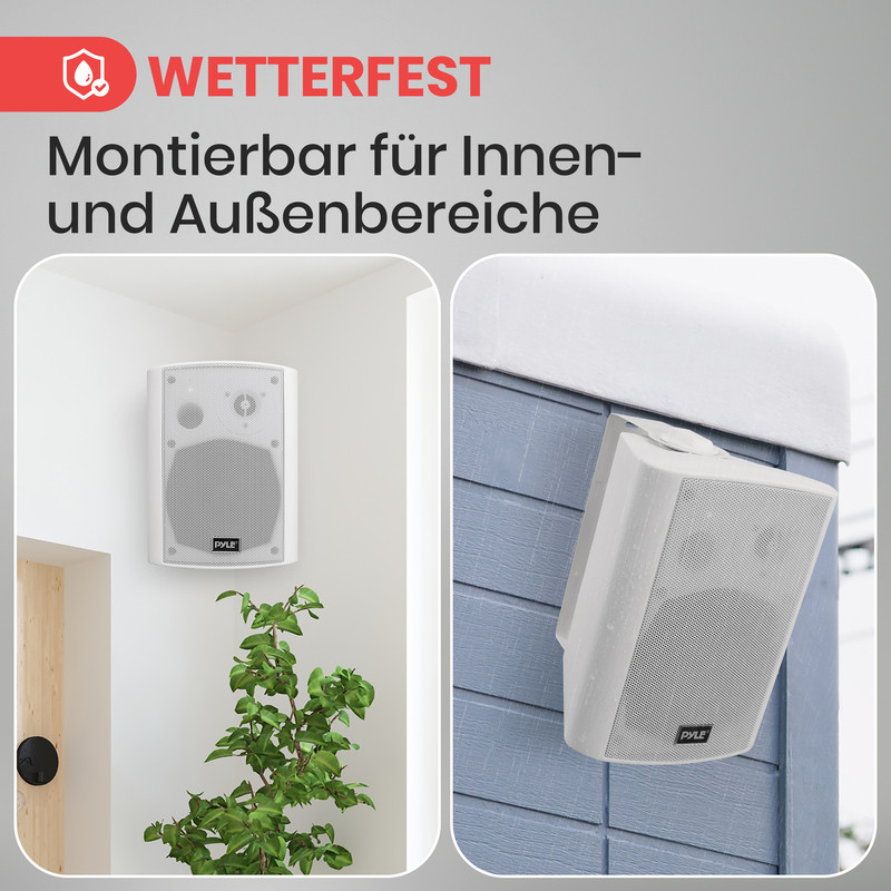 Zwei weiße Pyle-Lautsprecher, einer drinnen bei einer Pflanze, einer draußen an einer blauen Wand.