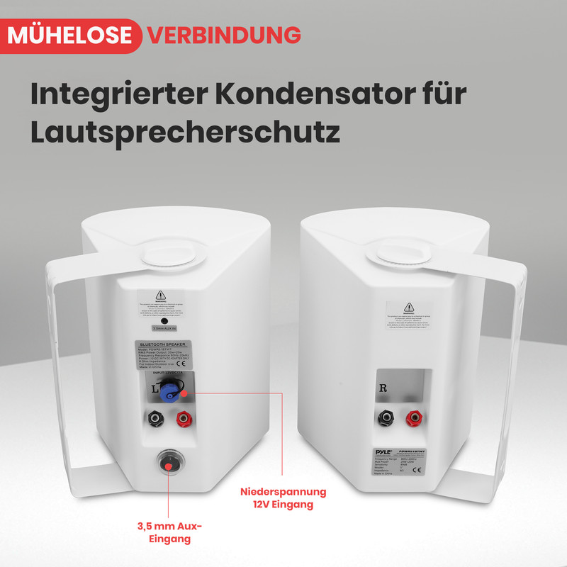 Zwei weiße Lautsprecher mit Anschlüssen und Beschriftungen.