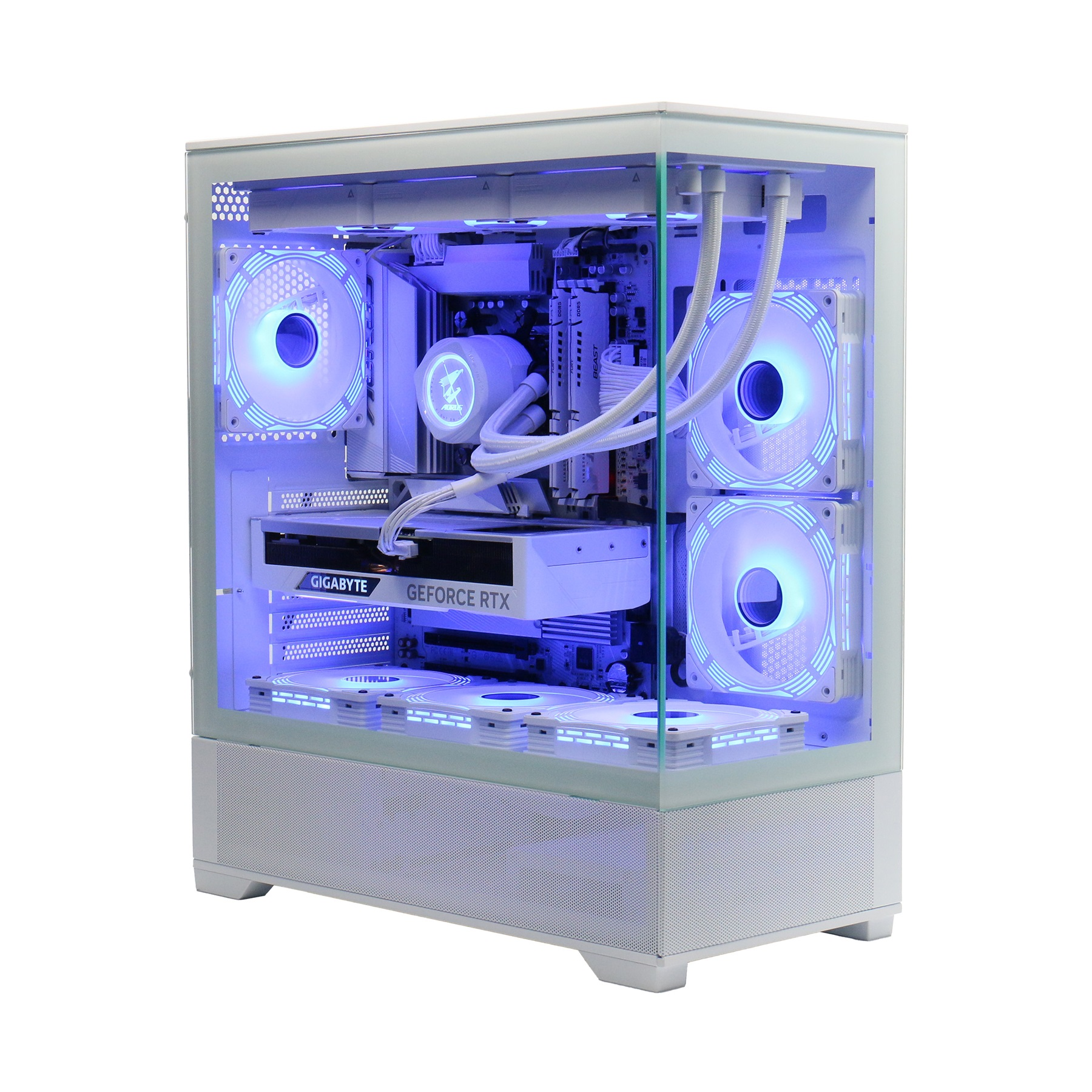 Ein weißer PC-Tower mit Glasfront, beleuchtet von blauen Lüftern und Komponenten.