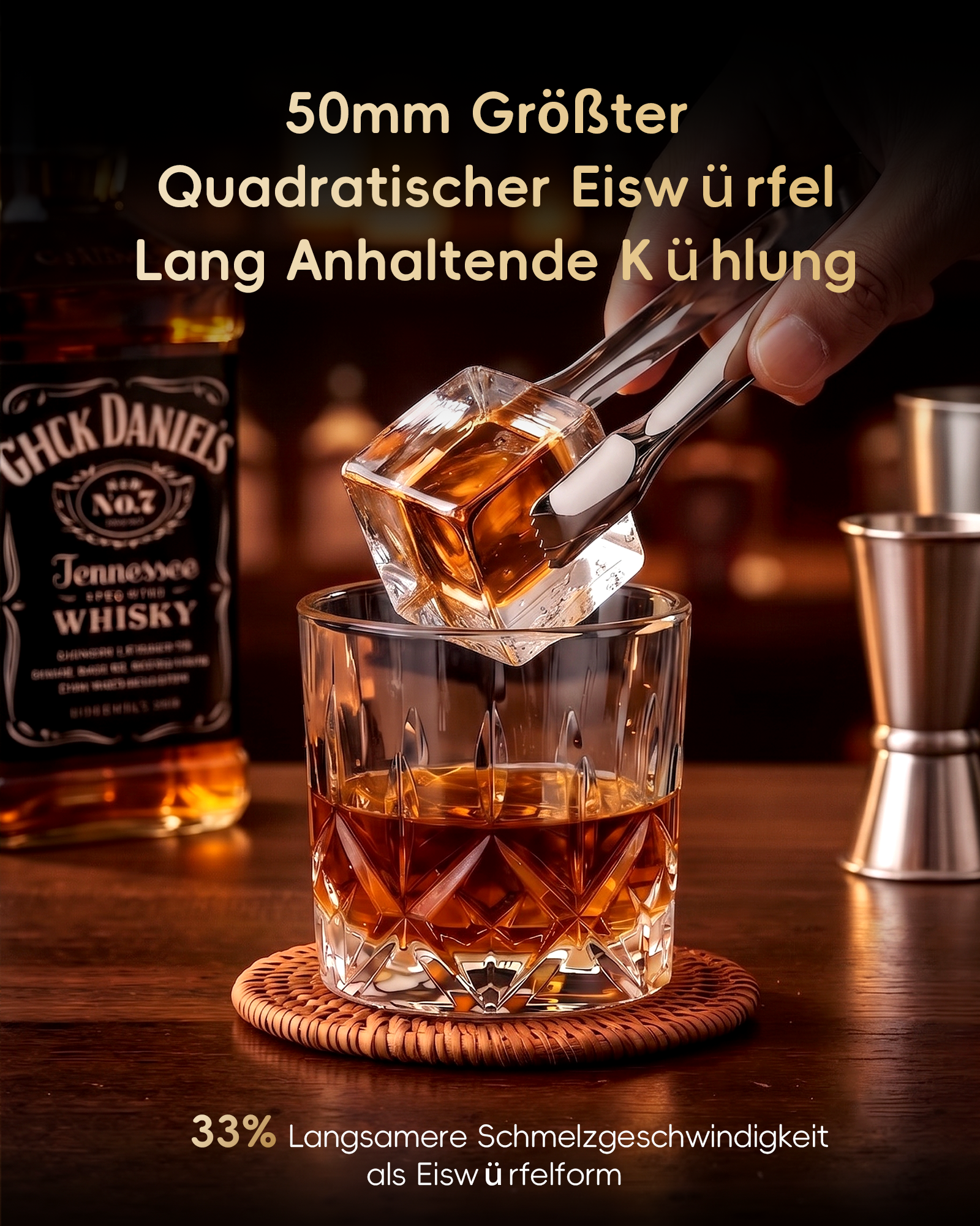 Ein großer Eiswürfel wird mit einer Zange in ein Glas mit Whisky gelegt.