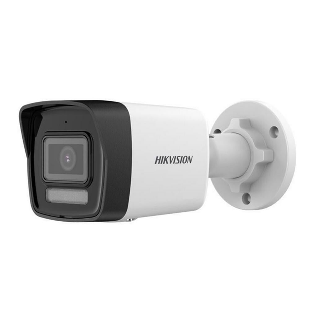 Siyah ön kasalı beyaz bir Hikvision güvenlik kamerası beyaz bir brakete monte edilmiştir.