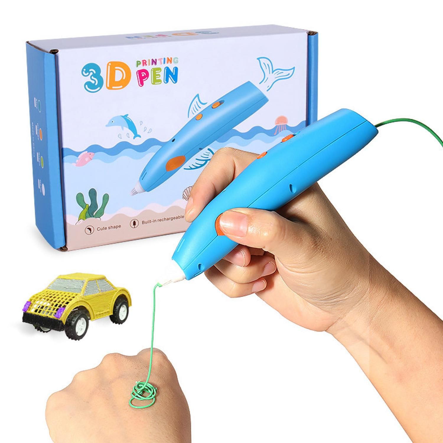 Ein blauer 3D-Stift extrudiert grünes Filament auf eine Hand, neben einem gelben Spielzeugauto und Karton.