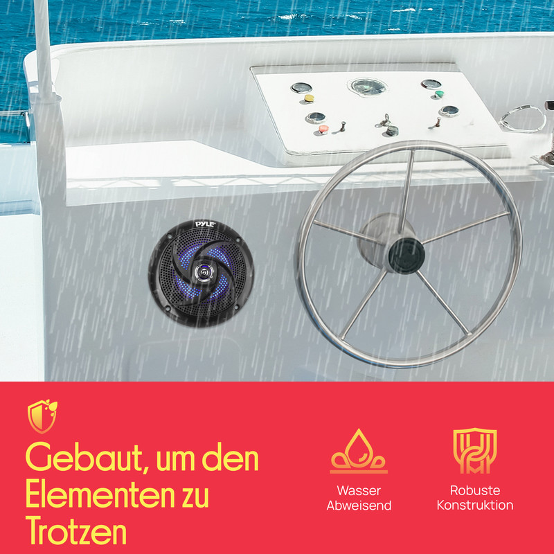 Ein Boot-Lautsprecher mit blauer Beleuchtung neben einem Steuerrad, bei Regen.