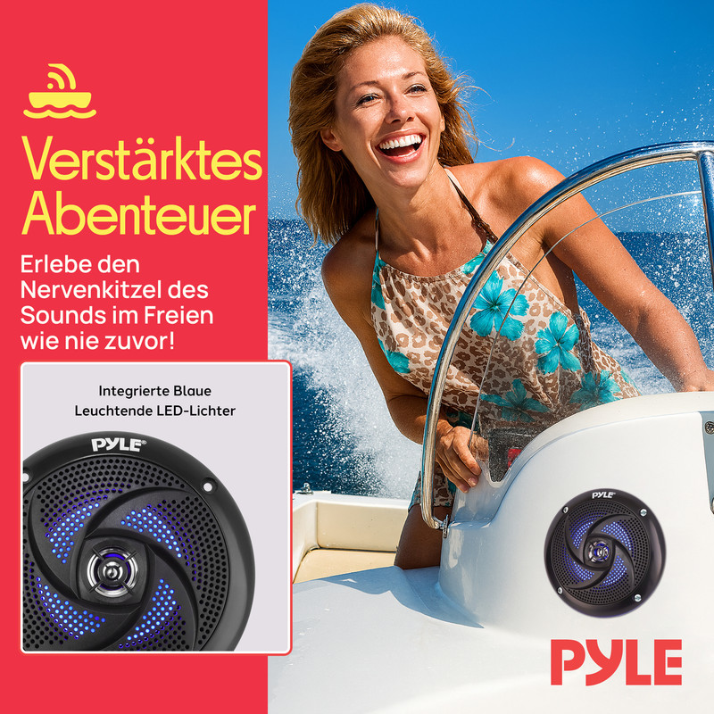 Frau auf einem Boot mit Pyle-Lautsprecher, der blaue LED-Lichter zeigt.