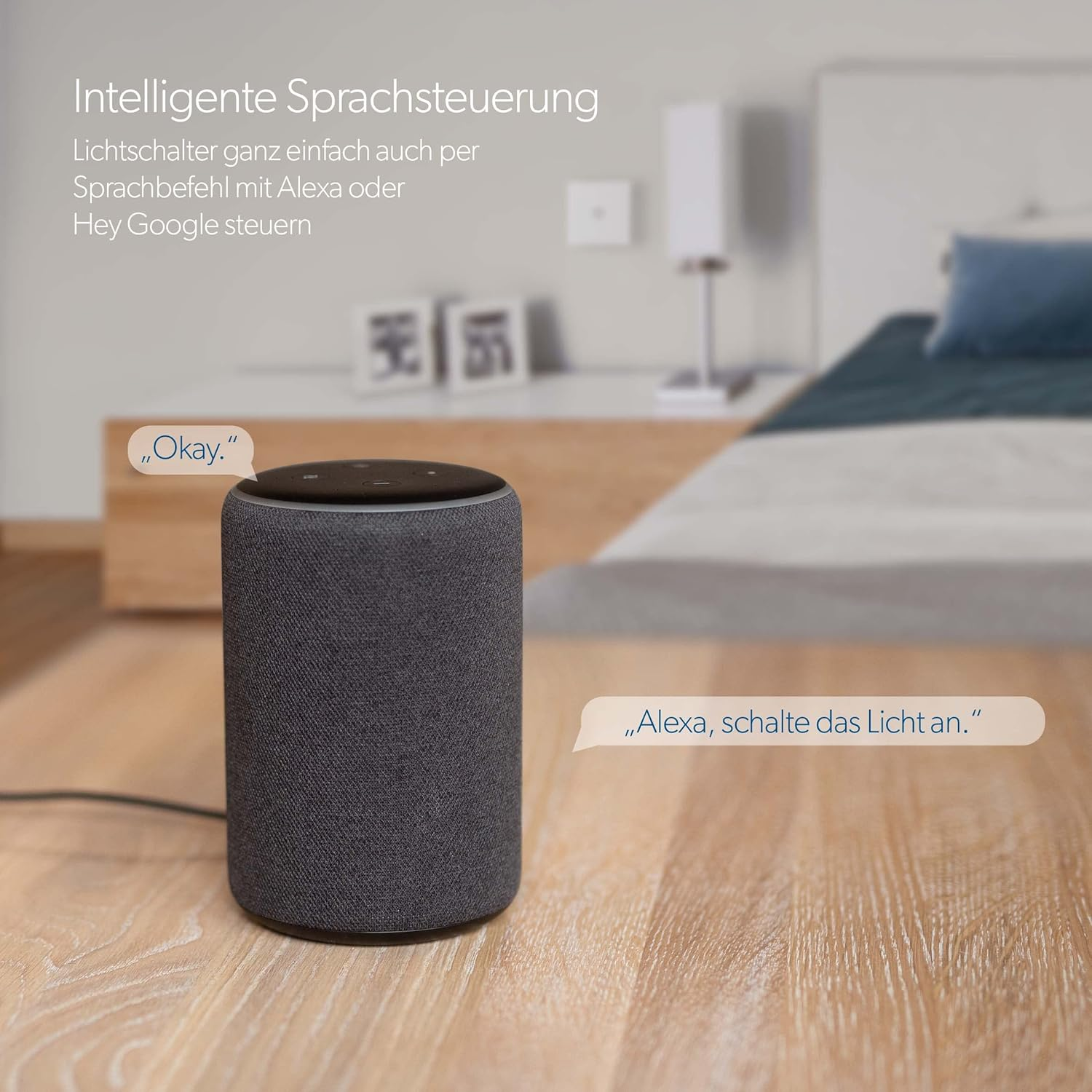Grauer Sprachassistent auf Holzboden, mit Textblasen für Sprachbefehle.
