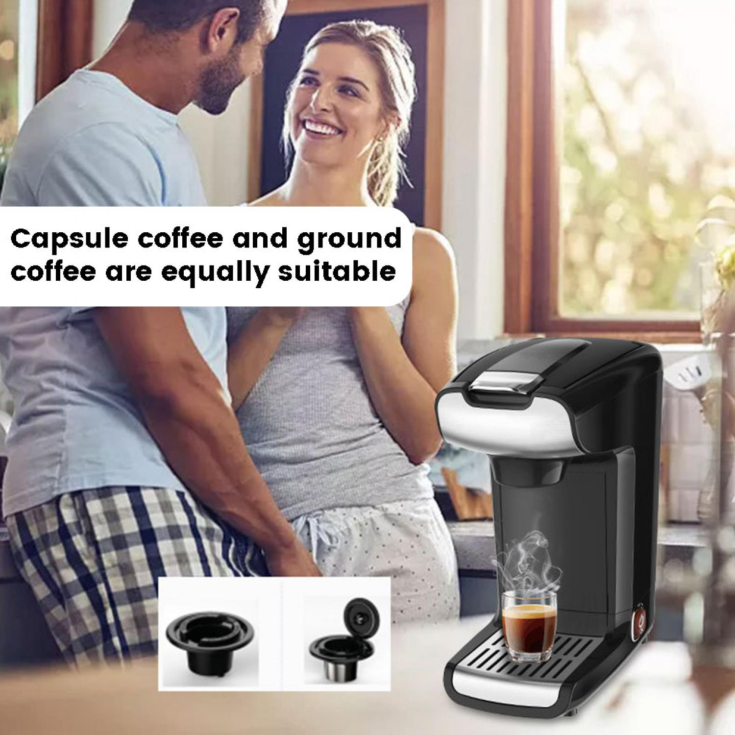 Ein Paar lacht sich in einer Küche an, neben einer Kaffeemaschine mit dampfendem Kaffee.