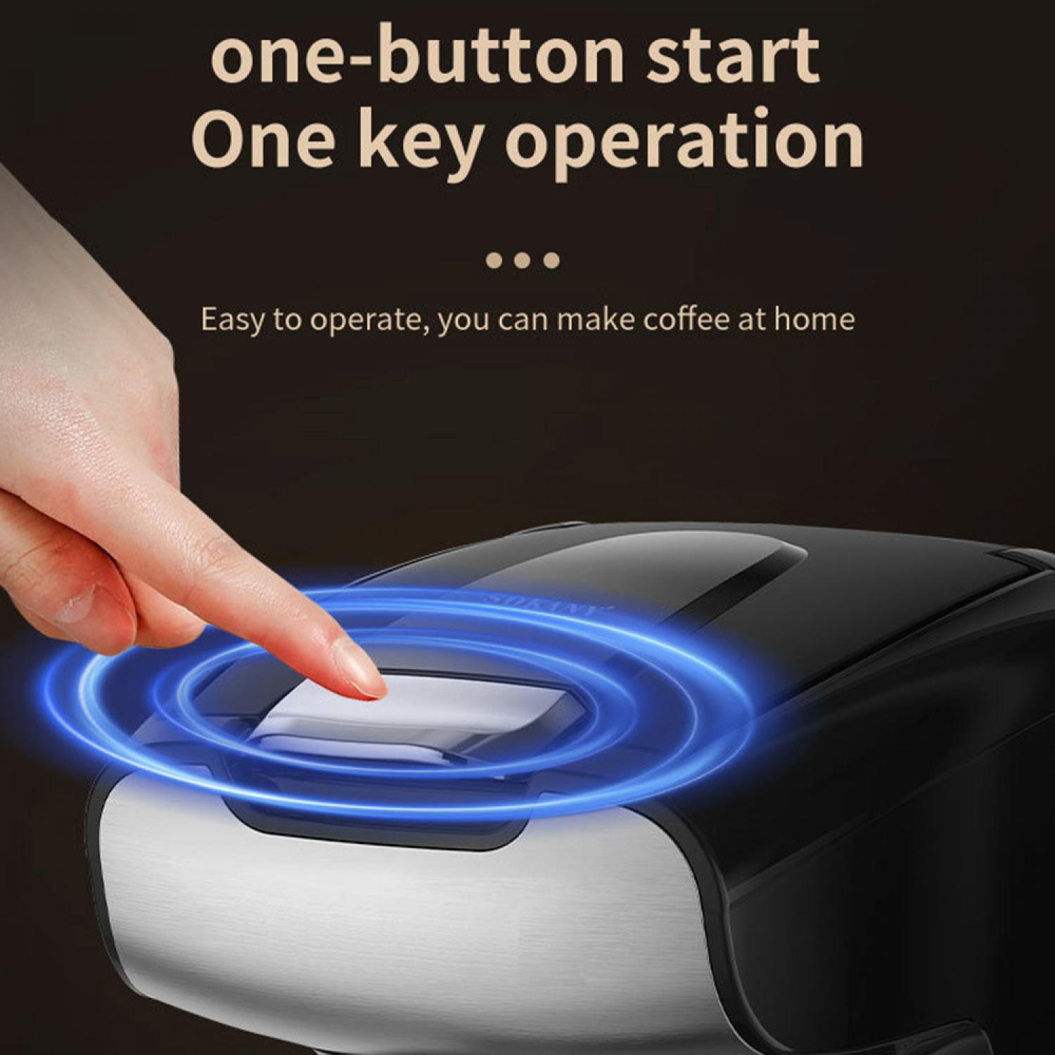 Ein Finger drückt einen Knopf an einer schwarzen Kaffeemaschine mit blauen Lichtringen.
