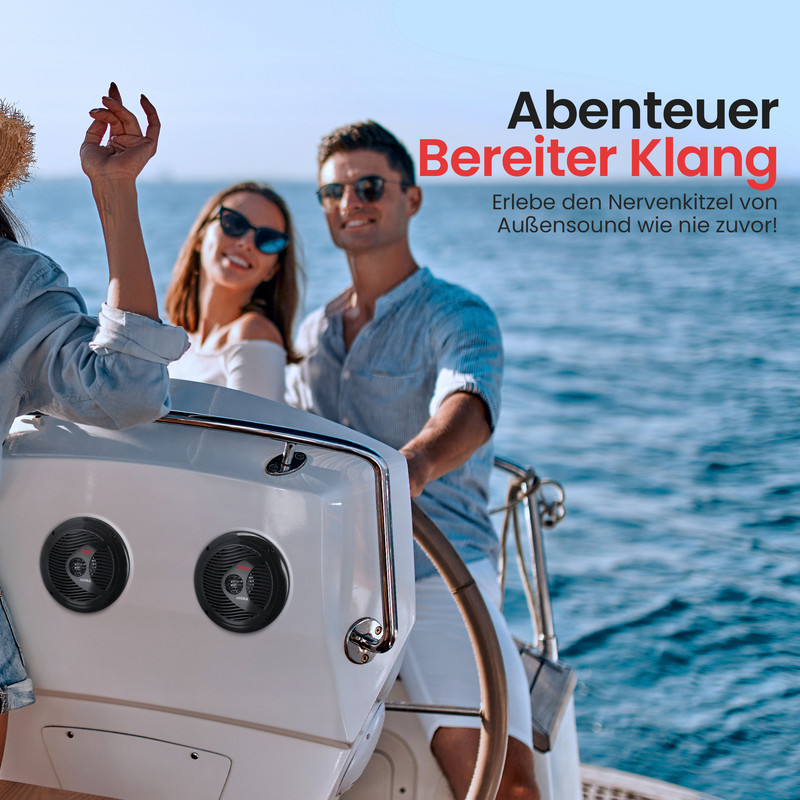 Ein Mann und zwei Frauen auf einem Boot, mit Lautsprechern im Vordergrund.